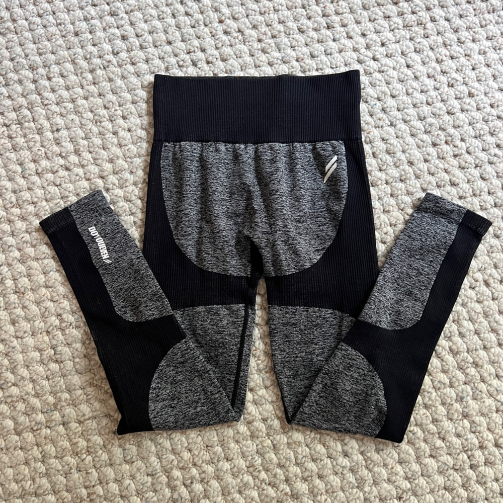 DOYOUEVEN Black and Gray Leggings